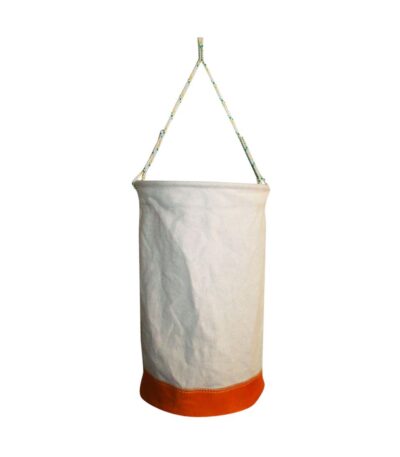 Balde de Lona Reforzado 20L – Robustez para Trabajos en Altura Diseñado para resistir los entornos más exigentes, este balde combina lona duradera, refuerzos metálicos y base de cuero para garantizar máxima seguridad y vida útil en trabajos verticales o industriales. ¿Por qué elegirlo? ✔ Resistencia probada: Lona antiabrasión + aro metálico en la boca. ✔ Base irrompible: Fondo de cuero reforzado para soportar impactos. ✔ Transporte seguro: Asa de poliéster resistente y ergonómica. Características técnicas: ✅ Construcción indestructible: Cuerpo en lona de alta resistencia a rasgaduras y abrasión. Aro metálico interno en la boca para mayor rigidez y fácil acceso. ✅ Base reforzada: Fondo de cuero para ambientes agresivos (químicos, superficies ásperas). Plástico de refuerzo adicional contra golpes y humedad. ✅ Diseño funcional: Asa de poliéster tejido: soporta peso sin deformarse. Capacidad 20L: Ideal para herramientas o materiales. Ideal para: Trabajos en altura (andamios, escaleras, arboristas). Obras industriales o construcción. Almacenamiento de herramientas pesadas.