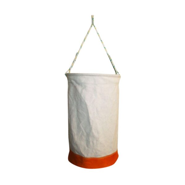 Balde de Lona Reforzado 20L – Robustez para Trabajos en Altura Diseñado para resistir los entornos más exigentes, este balde combina lona duradera, refuerzos metálicos y base de cuero para garantizar máxima seguridad y vida útil en trabajos verticales o industriales. ¿Por qué elegirlo? ✔ Resistencia probada: Lona antiabrasión + aro metálico en la boca. ✔ Base irrompible: Fondo de cuero reforzado para soportar impactos. ✔ Transporte seguro: Asa de poliéster resistente y ergonómica. Características técnicas: ✅ Construcción indestructible: Cuerpo en lona de alta resistencia a rasgaduras y abrasión. Aro metálico interno en la boca para mayor rigidez y fácil acceso. ✅ Base reforzada: Fondo de cuero para ambientes agresivos (químicos, superficies ásperas). Plástico de refuerzo adicional contra golpes y humedad. ✅ Diseño funcional: Asa de poliéster tejido: soporta peso sin deformarse. Capacidad 20L: Ideal para herramientas o materiales. Ideal para: Trabajos en altura (andamios, escaleras, arboristas). Obras industriales o construcción. Almacenamiento de herramientas pesadas.
