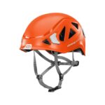 Casco de escalada ventilado y resistente ideal para alpinismo, descenso de barrancos y vías ferratas, con carcasa híbrida y diseño ergonómico.